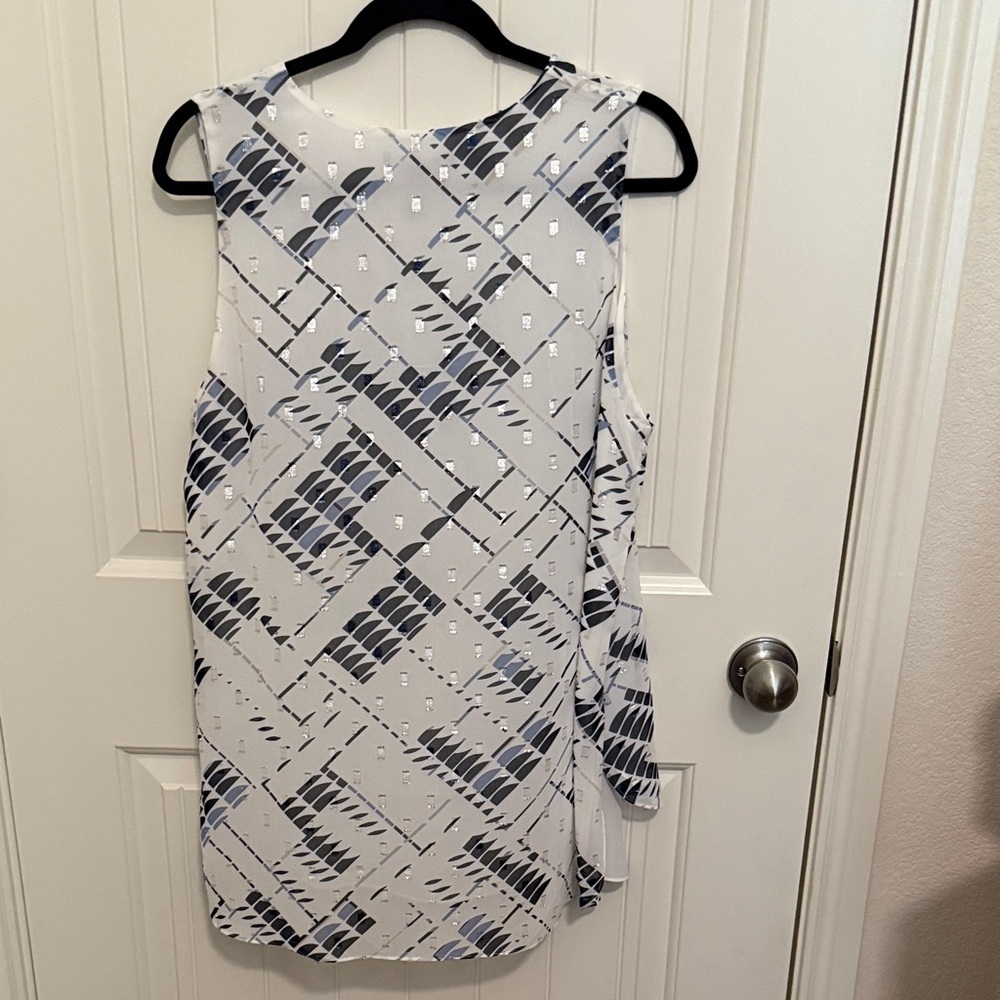 White House Black Market Geometric Sleeveless Blouse - Navy and White Size Large - Picture 2 of 4